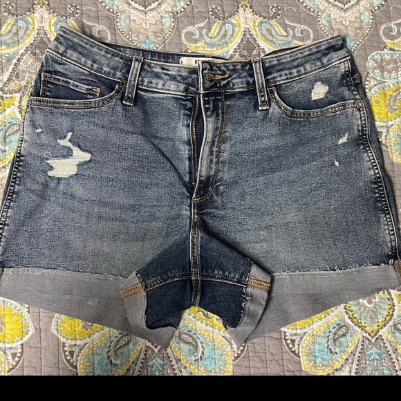 Hollister Curvy High-Rise Medium Ripped Wash Denim Shorts Size 32 - Picture 2 of 5